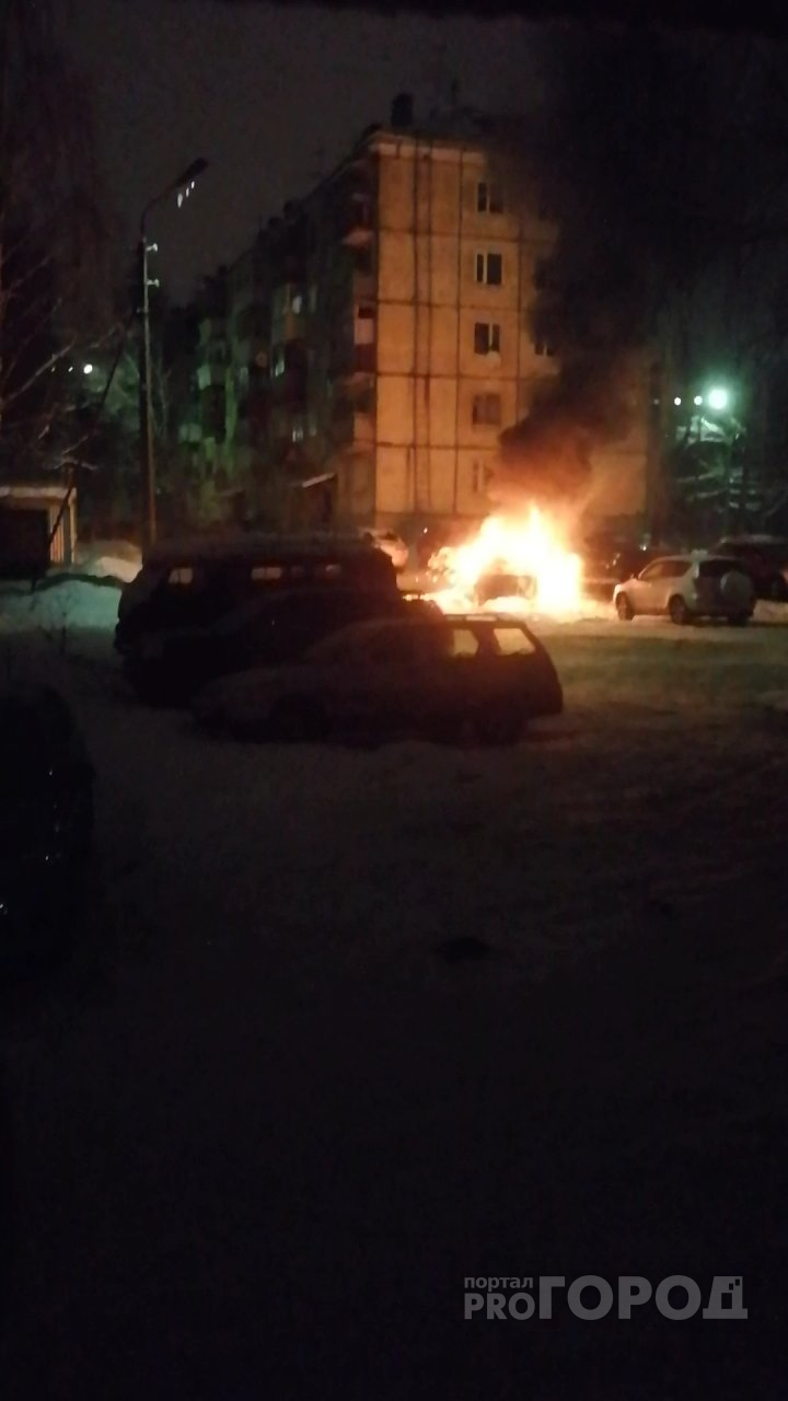 В Сыктывкаре во дворе дома полыхал «Шевроле»: пламя перекинулось на соседнее авто (фото)