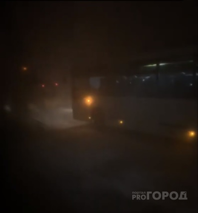 В Коми в лютую пургу посреди тундры застряли два автобуса с людьми (видео)