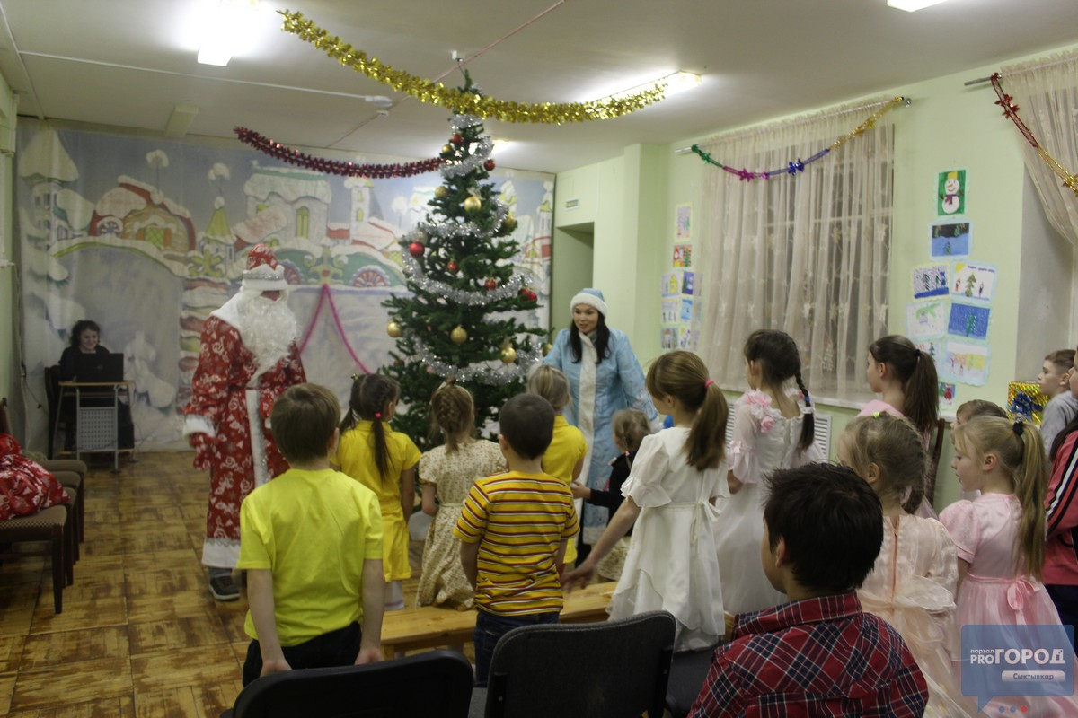 В Сыктывкаре Дед Мороз и Снегурочка устроили праздник детям из реабилитационного центра