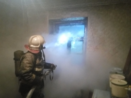 В Коми мужчине пришлось спасаться из горящей квартиры через окно