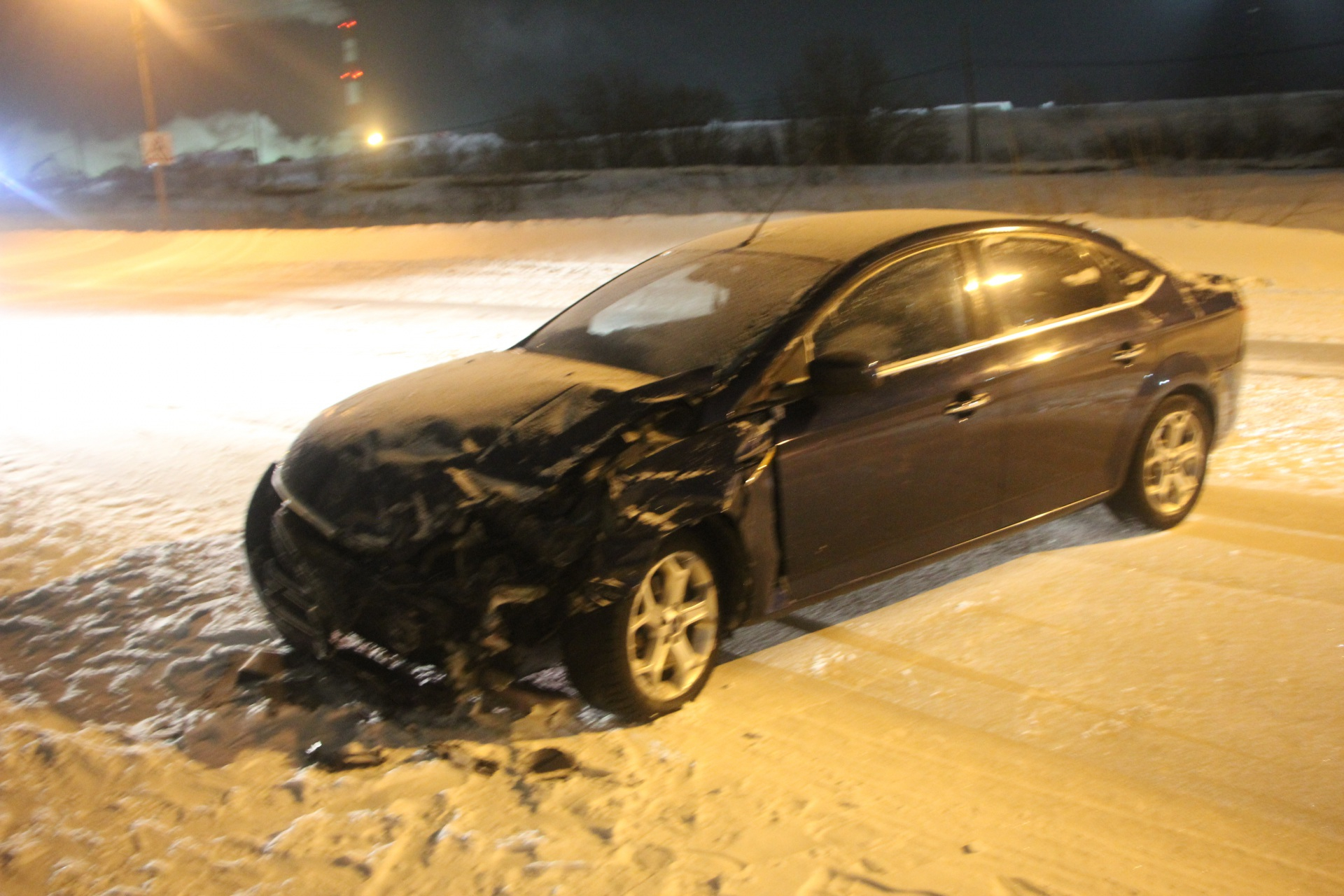 В Коми водитель «Лады» не уступил дорогу «Форду» и потерял колесо (фото)