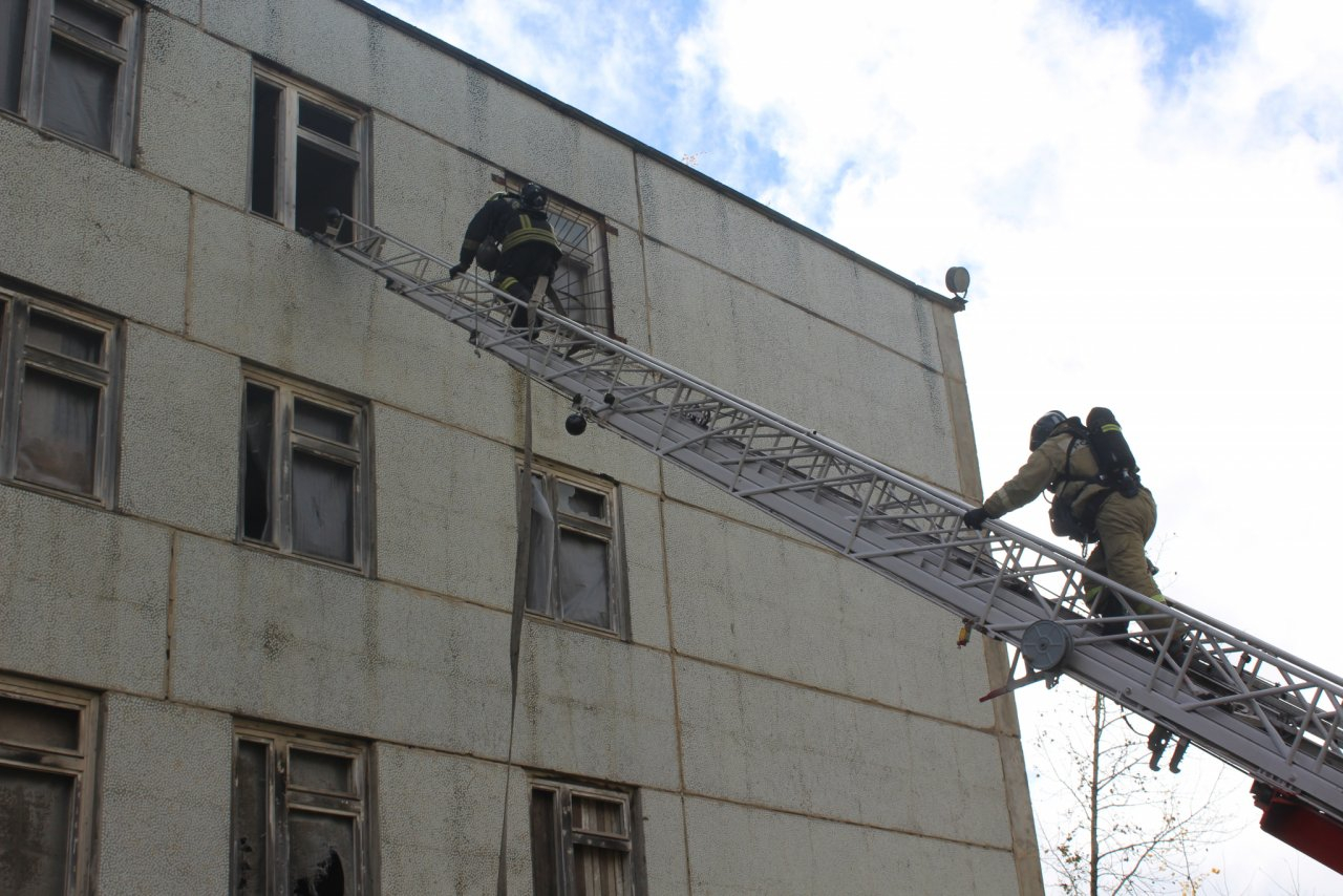 В Коми загорелся магазин, который находится на первом этаже жилого дома