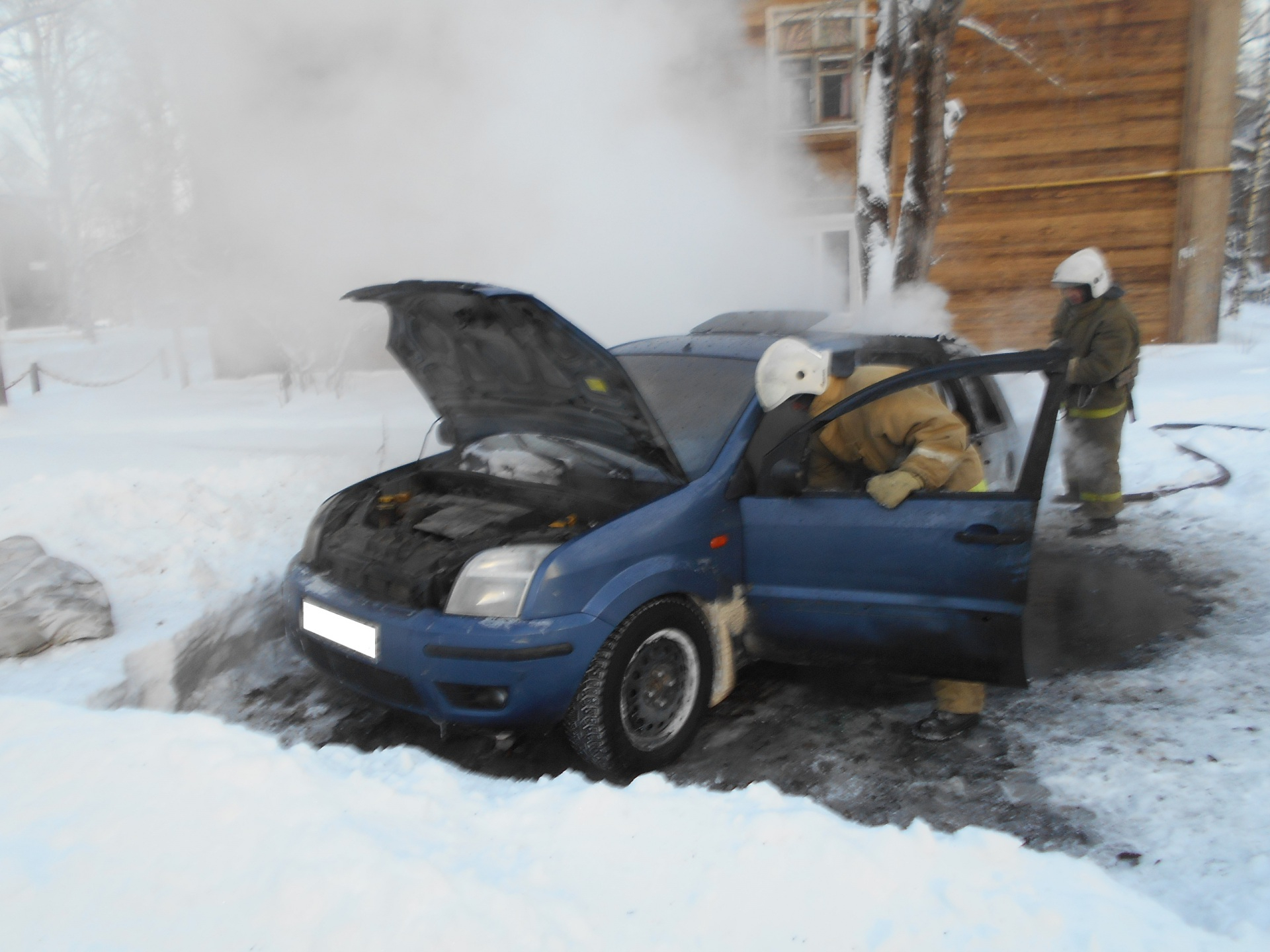 В Коми за один день сгорели «Форд» и «Шестерка»