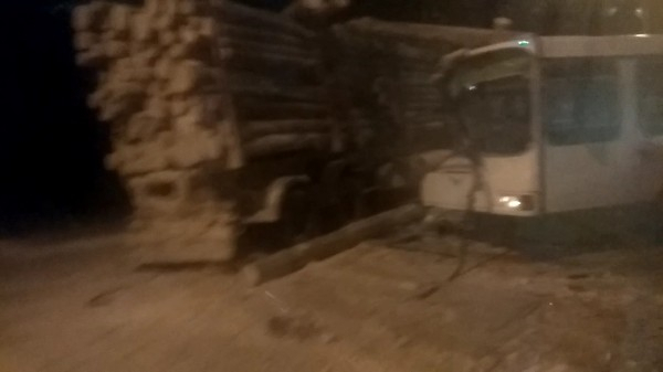 В Сыктывкаре автобус с пассажирами врезался в груженый лесовоз (фото)