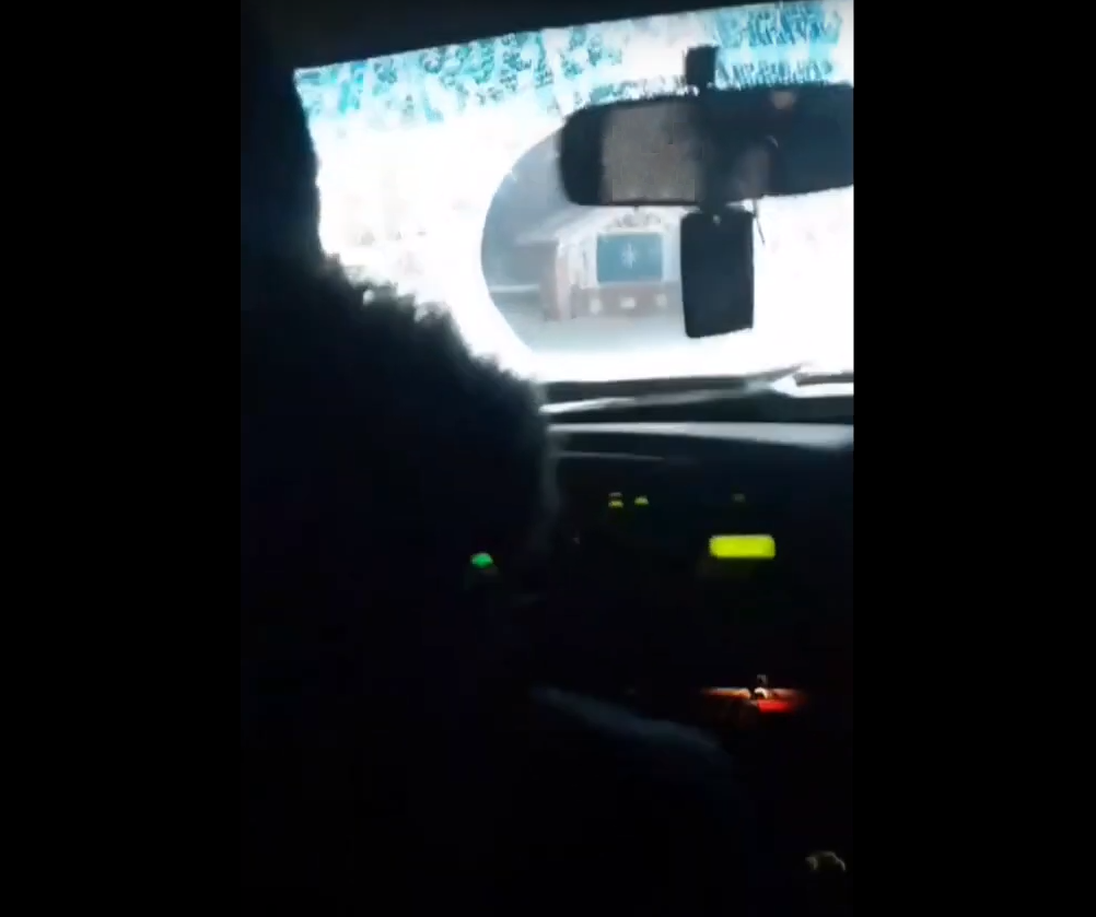 В Сыктывкаре автомобиль въехал прямо в новогодний шар (видео)