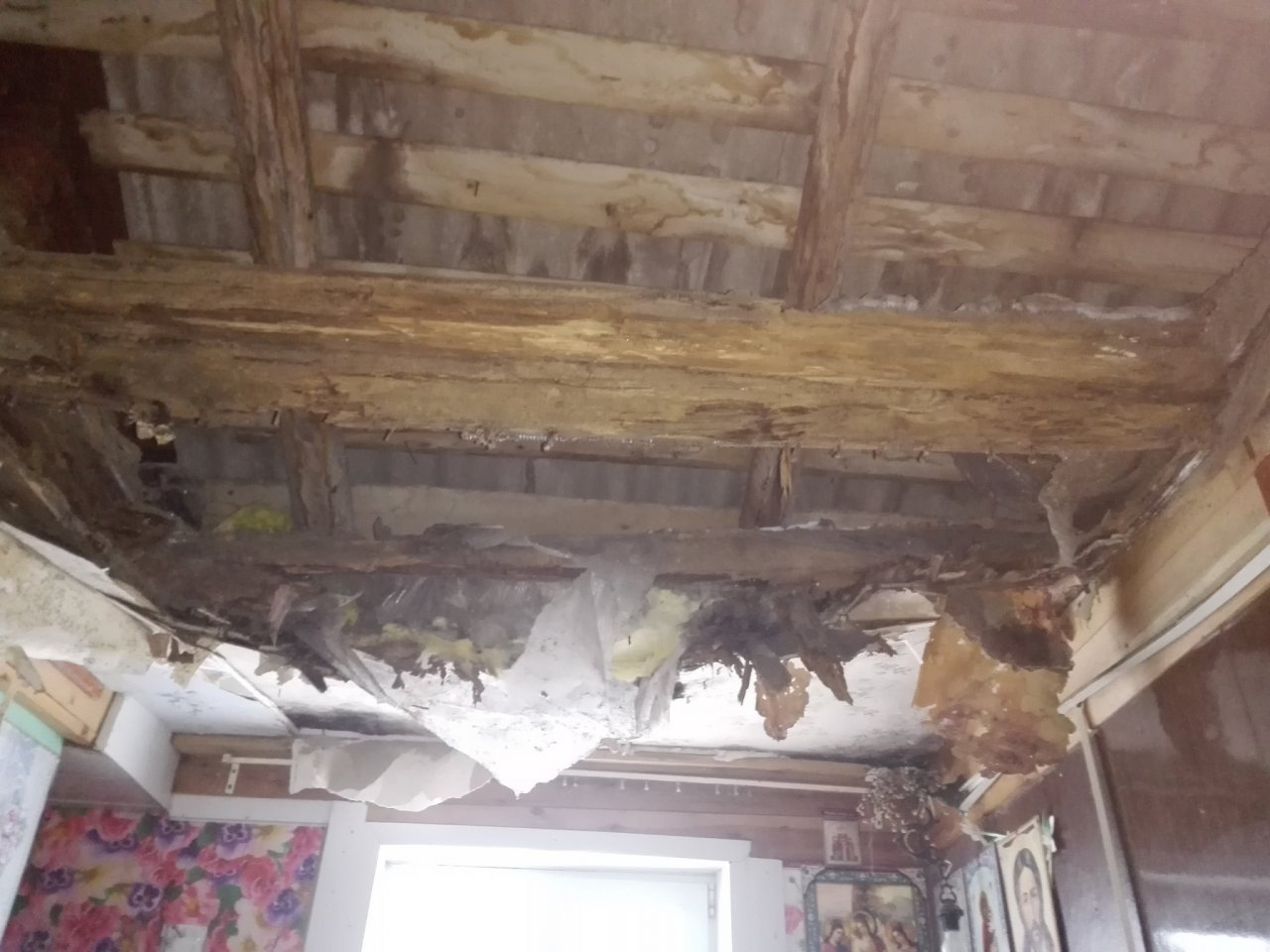 Под Сыктывкаром рухнул потолок в жилом доме (фото)