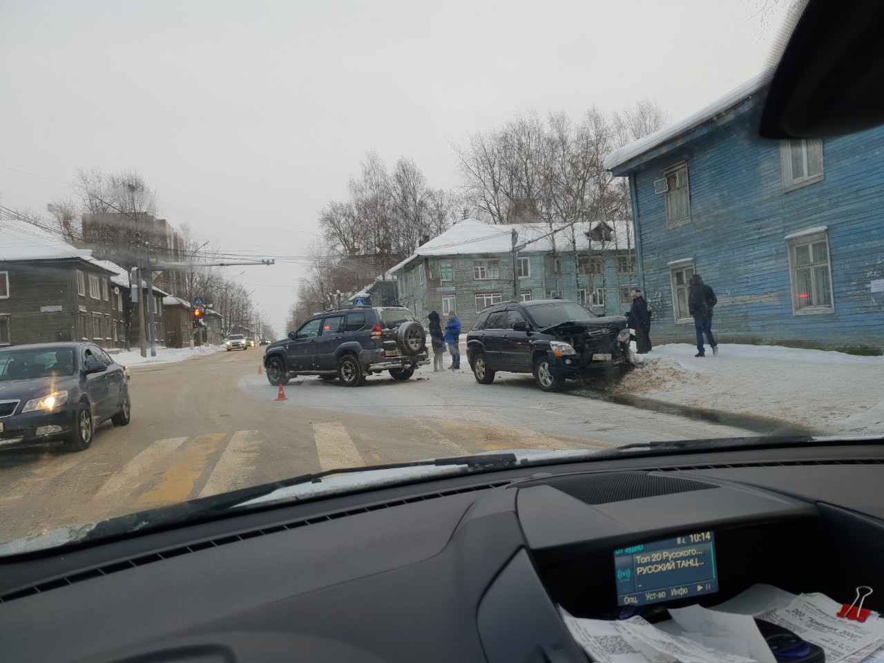 В Сыктывкаре не смогли разъехаться два внедорожника: из-за ДТП одна машина разлетелась вдребезги