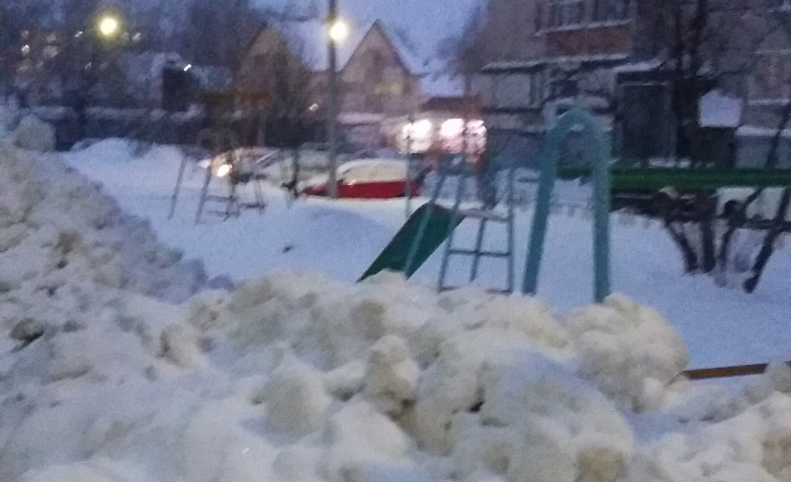 В Сыктывкаре больше 5 лет каждую зиму грязный снег «вывозят» на детскую площадку