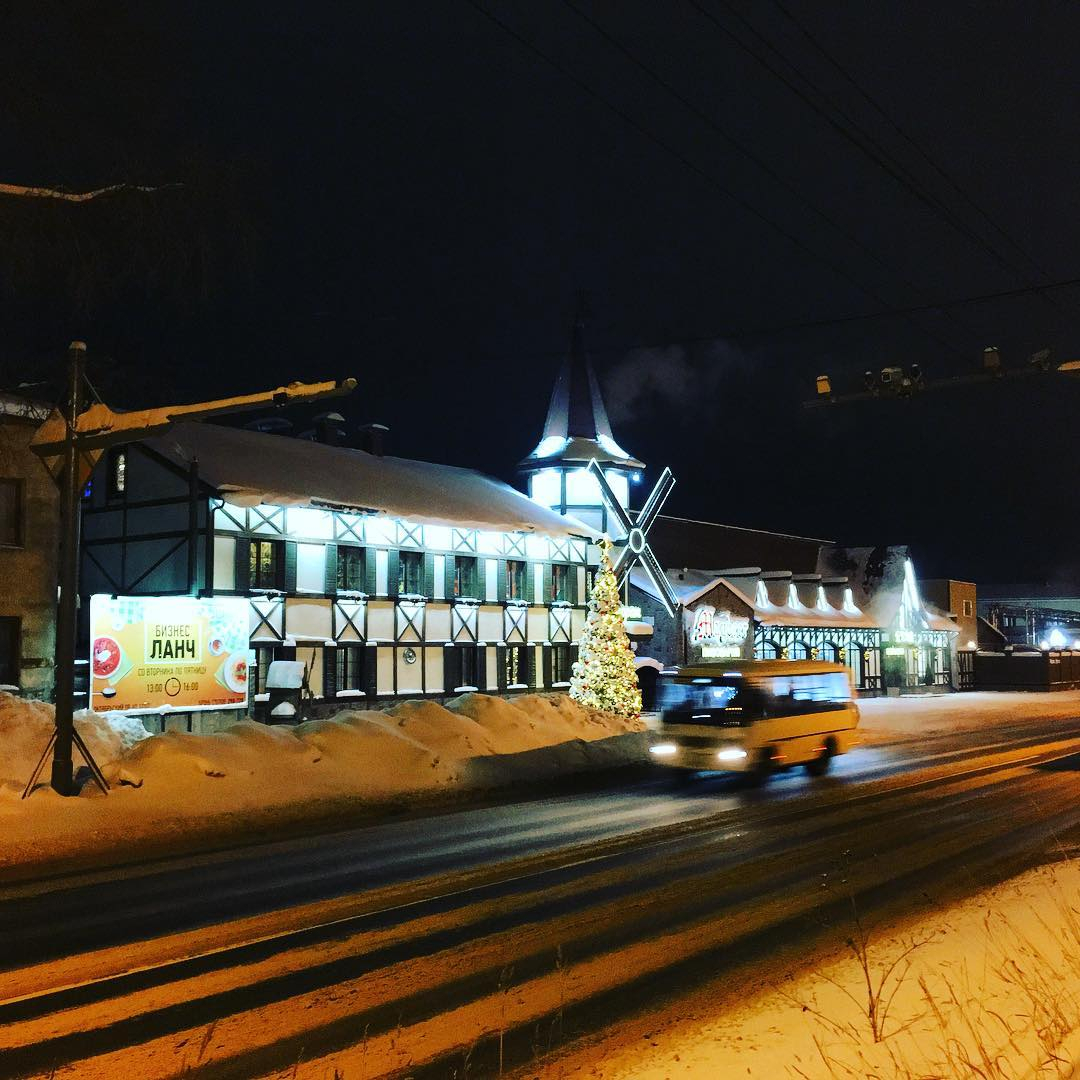 Фото дня: вечерний вид на одно из самых запоминающихся зданий Сыктывкара