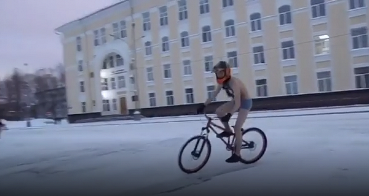 Сыктывкарец в одних трусах проехался на велосипеде по Стефановской площади и Коммунистической (видео)