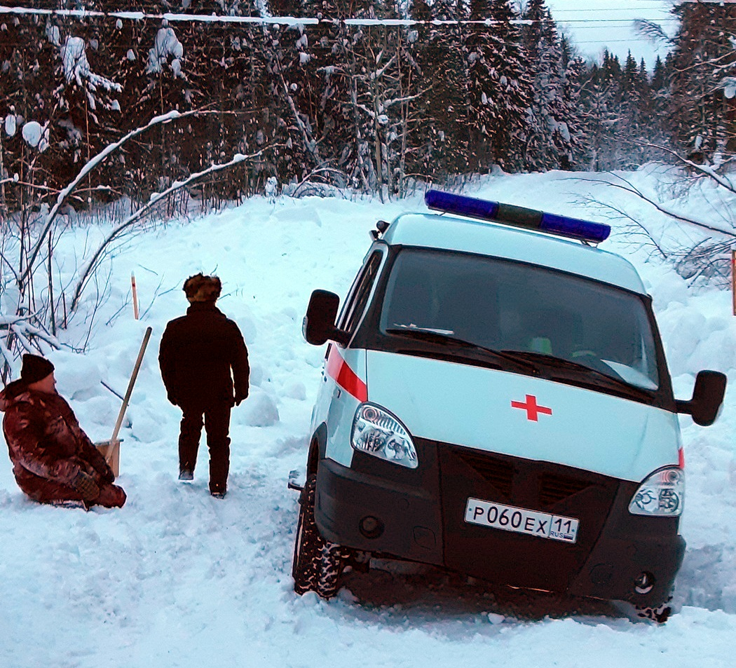 В Коми несколько часов вытаскивали «скорую» с пациентом, которая застряла на зимнике (фото)