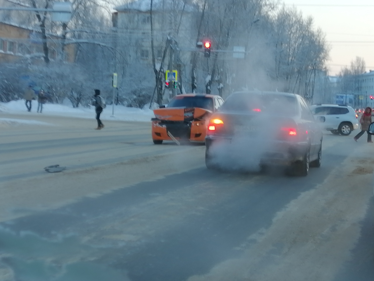 В Сыктывкаре столкнулись «ВАЗ» и «Черри»: отечественный автомобиль остался без капота