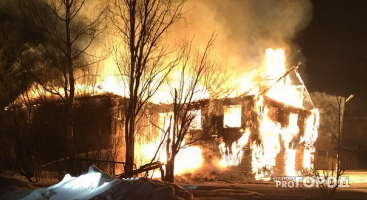 В Коми мощный пожар оставил без дома двух человек