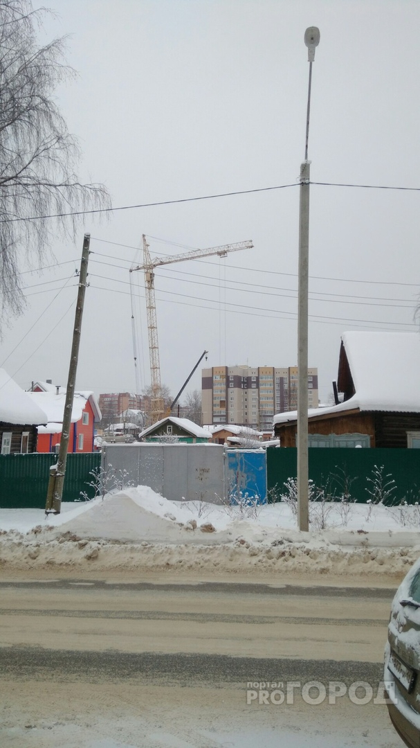Сыктывкарцы встревожены: в городе «падает» башенный кран