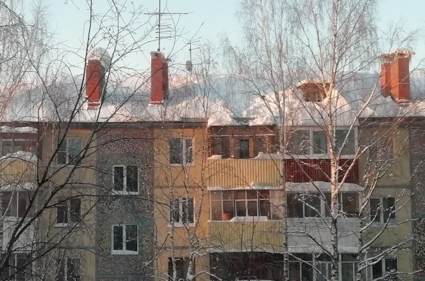 В Сыктывкаре мужчина упал с балкона собственной квартиры