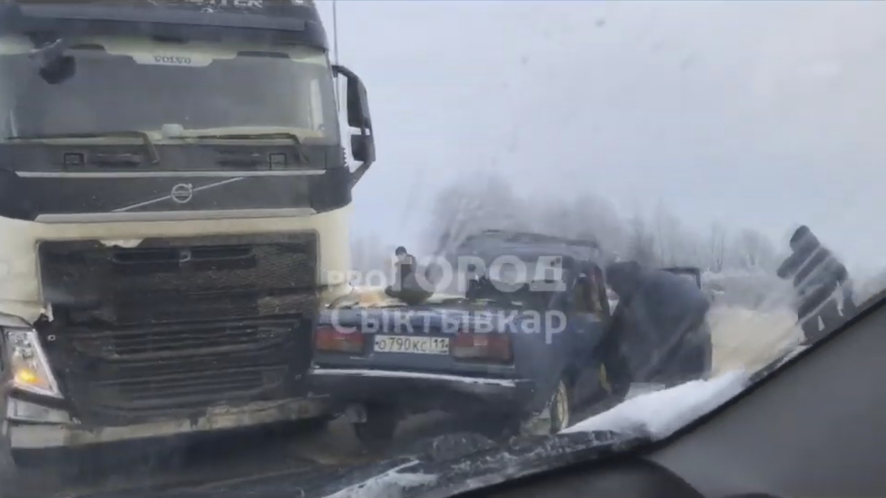 В жестком ДТП с грузовиком и «семеркой» под Сыктывкаром погиб человек