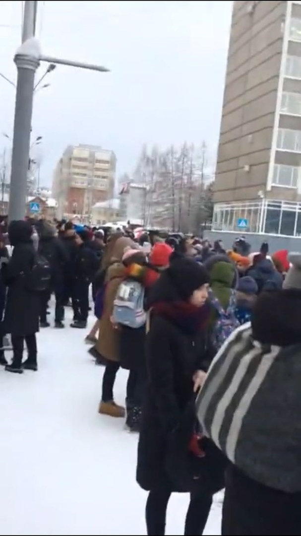 Сыктывкарцы о массовой эвакуации школ: «Даже ни одной куртки не выдали, все дети были раздеты»