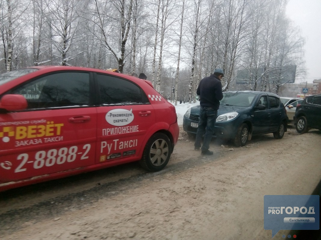 В Сыктывкаре в одном месте произошло сразу 4 ДТП: столкнулись 6 машин