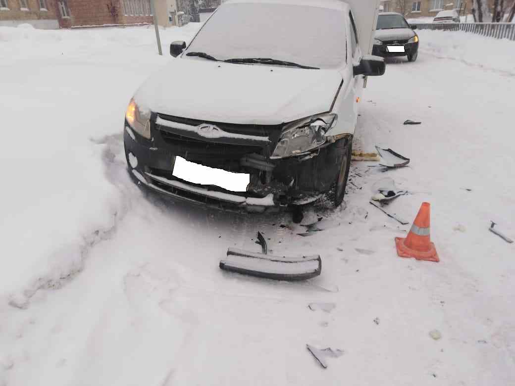 В Коми «Шевроле» не поделил дорогу с фургоном, пострадала девушка (фото)
