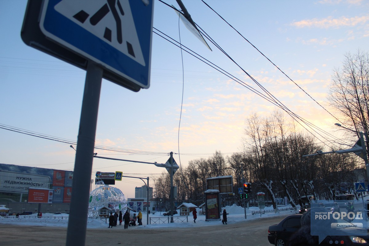 В центре Сыктывкара грузовик сорвал провод с опоры линии электропередач (фото)