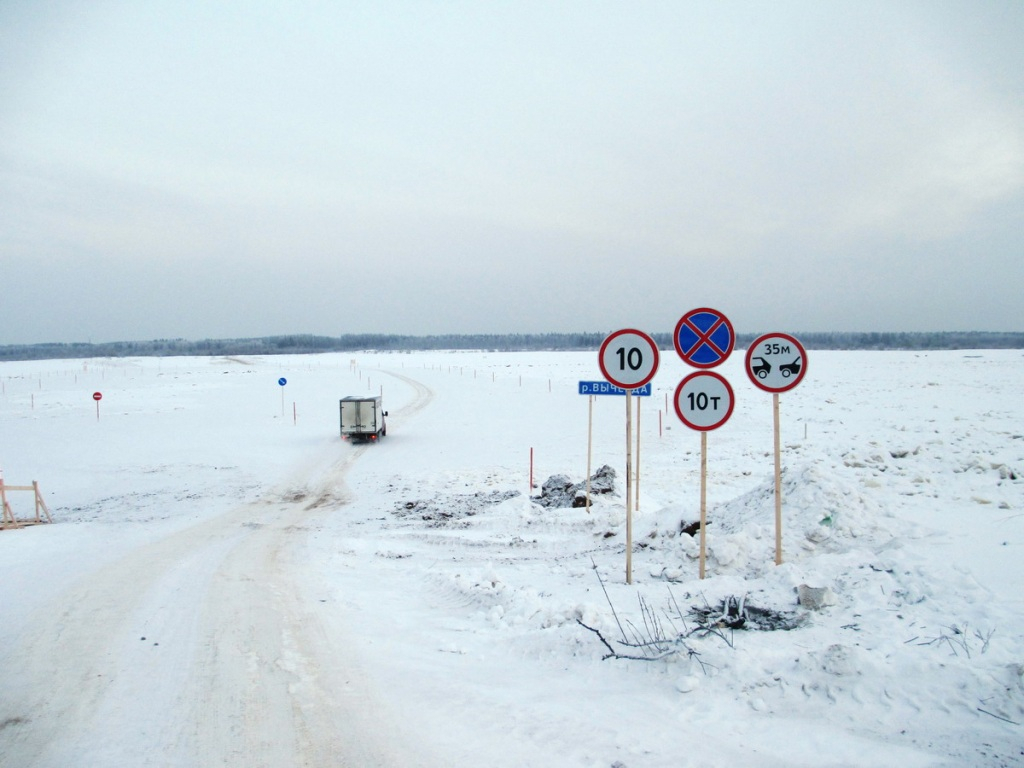 В Сыктывкаре закрыли одну из ледовых переправ через Вычегду