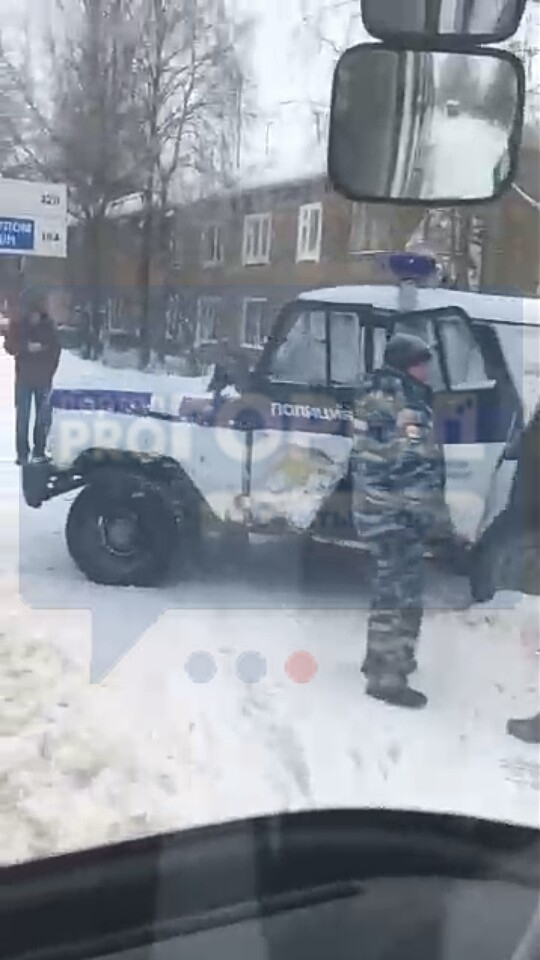 В Сыктывкаре «Нива» протаранила полицейский «УАЗ» (фото, видео)