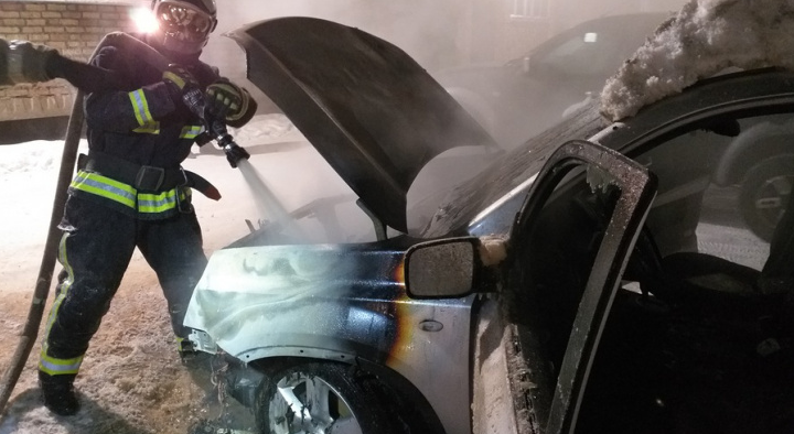 В Коми горящая машина подпалила соседнее авто