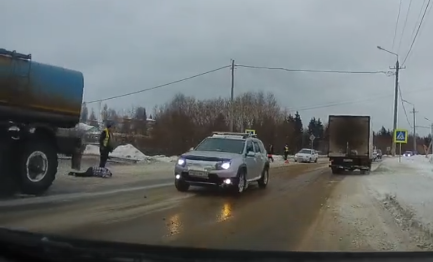 В Коми женщина угодила под колеса грузовика, когда переходила дорогу (видео)