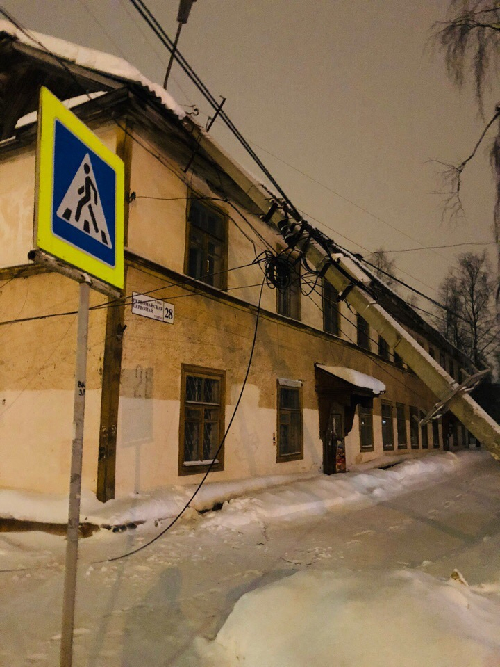 В одном из городов Коми на улице внезапно упали столбы ЛЭП