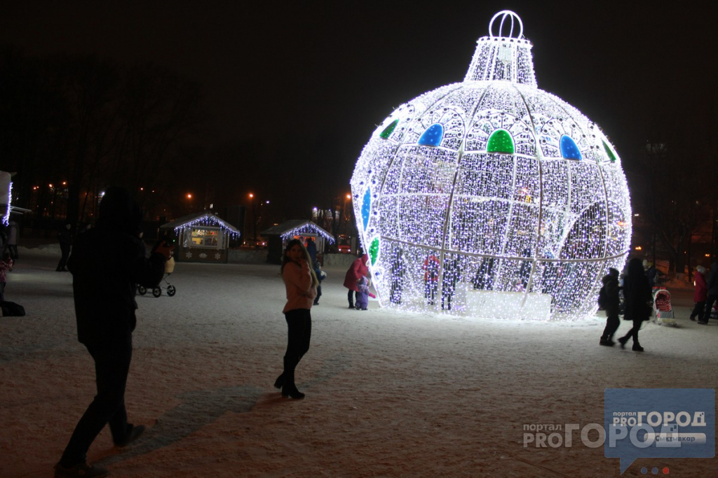 В Сыктывкаре убрали одно из главных новогодних украшений города