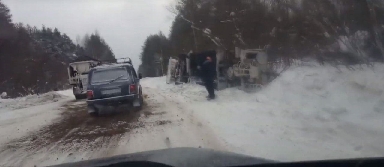 В Коми огромная снегоуборочная машина перевернулась в кювет, когда чистила дорогу (видео)