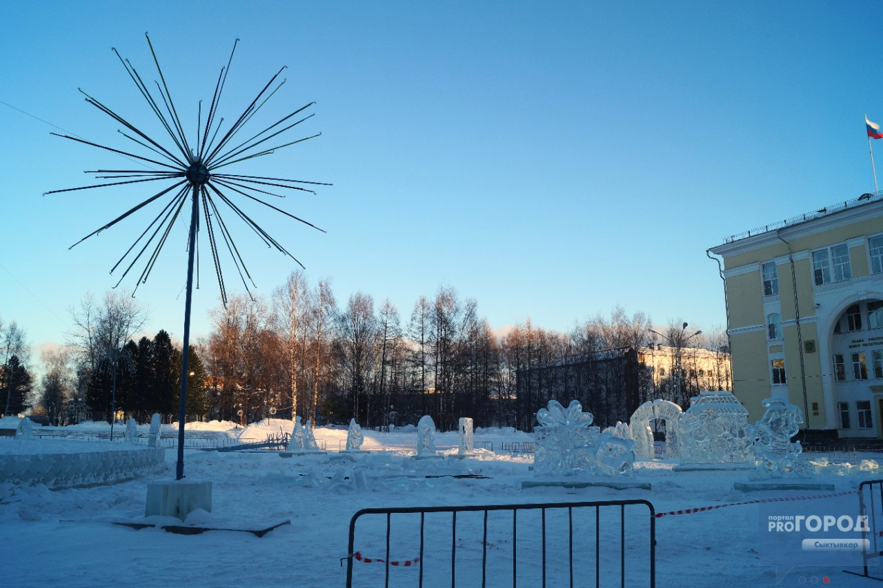 Фото дня: в Сыктывкаре демонтируют ледовый городок