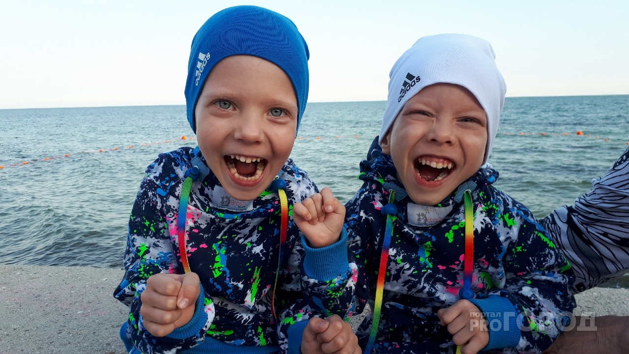 В Сыктывкаре двое близнецов учатся ходить вопреки тяжелому диагнозу