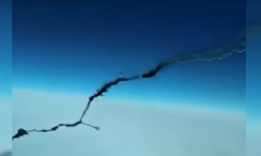 Появилось видео, как трескается стекло «Боинга», в котором летели сыктывкарцы