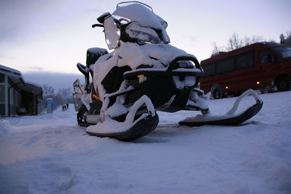 В Коми погиб еще один водитель снегохода, он провалился под лед