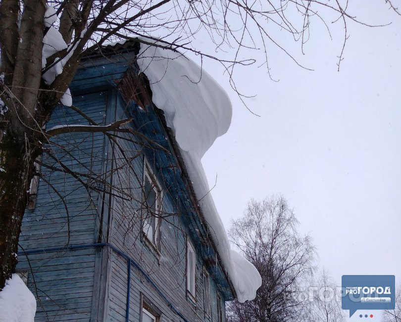 В Коми снежная глыба с крыши упала прямо на голову мужчине