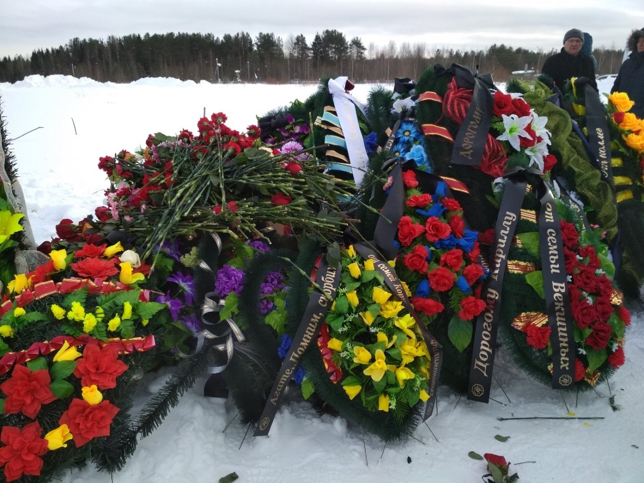 В Сыктывкаре прошли похороны подполковника полиции и его дочери, которые погибли в ДТП