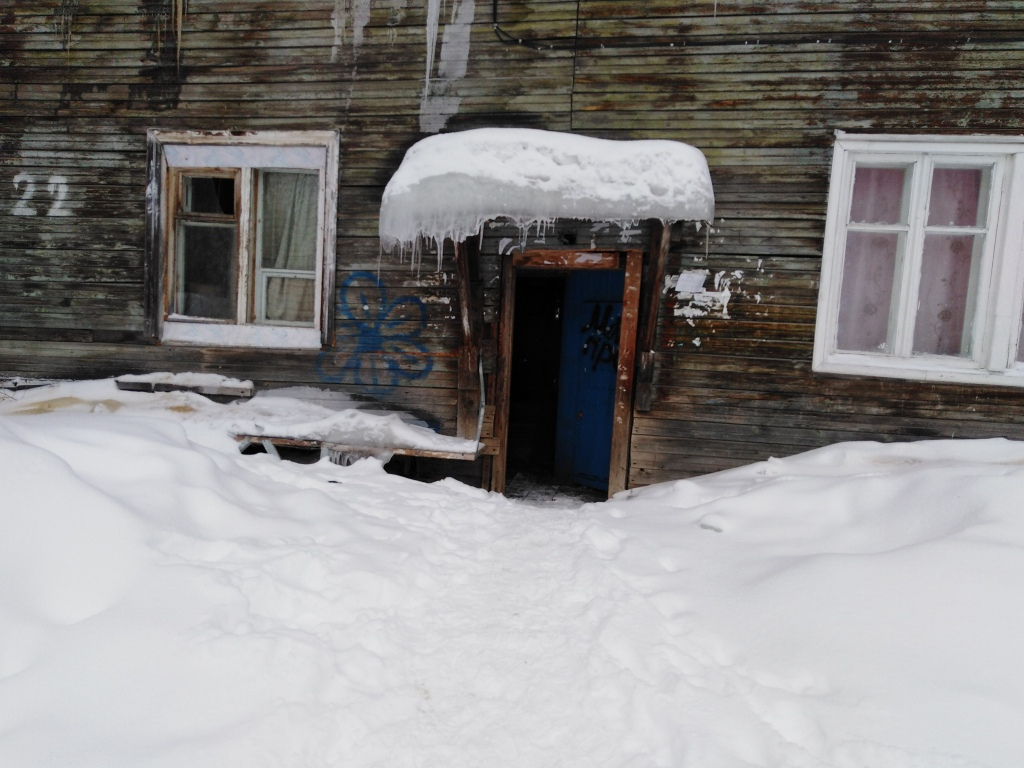 Житель Коми почистил тропинку к дому от снега и получил штраф