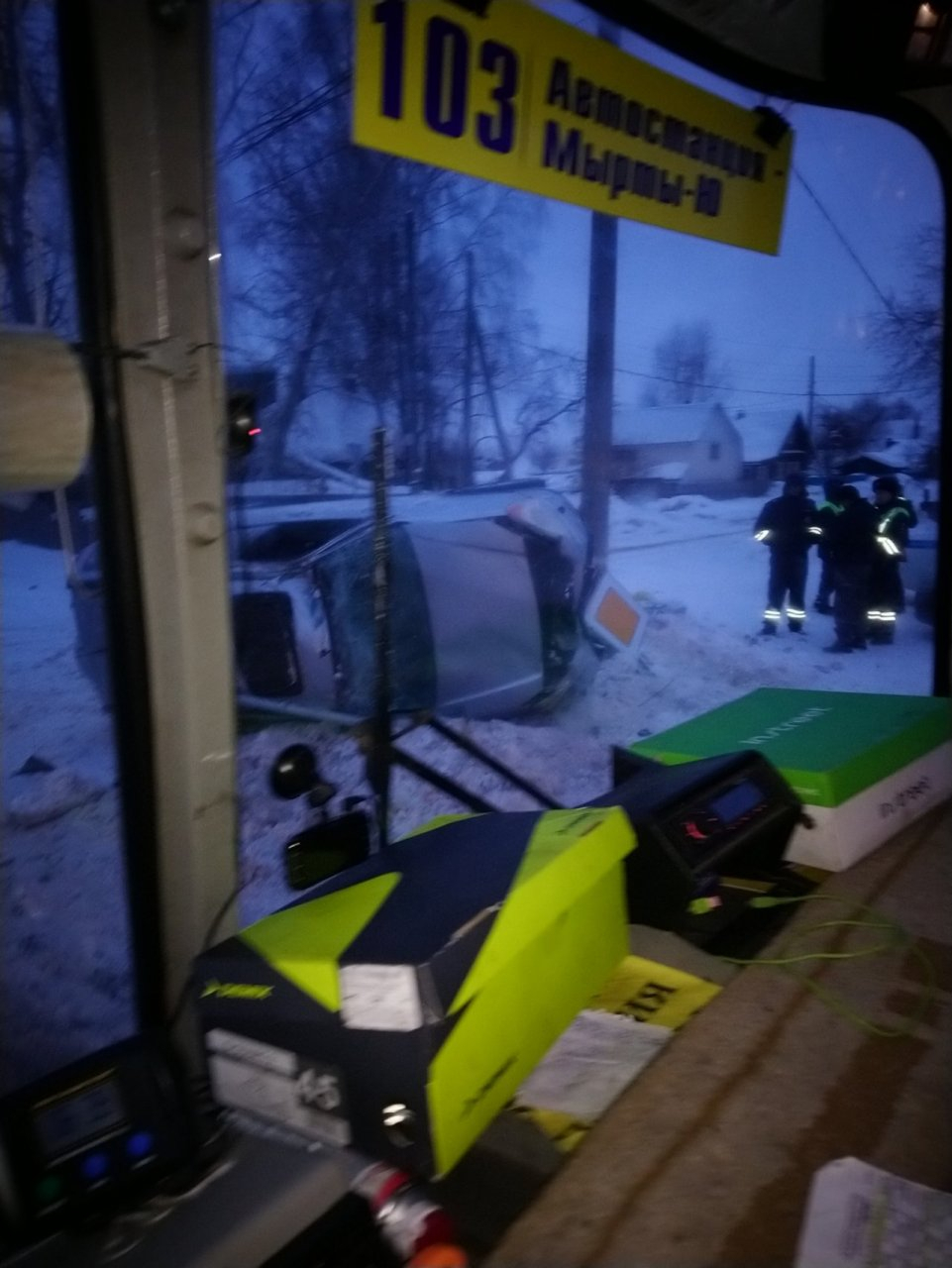 В Сыктывкаре внедорожник вылетел с трассы и «приземлился» на бок (видео)