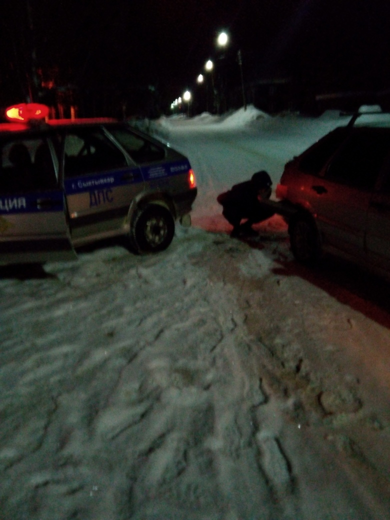 В Сыктывкаре столкнулись две «четырнадцатых»: машина ДПС протаранила гражданский автомобиль