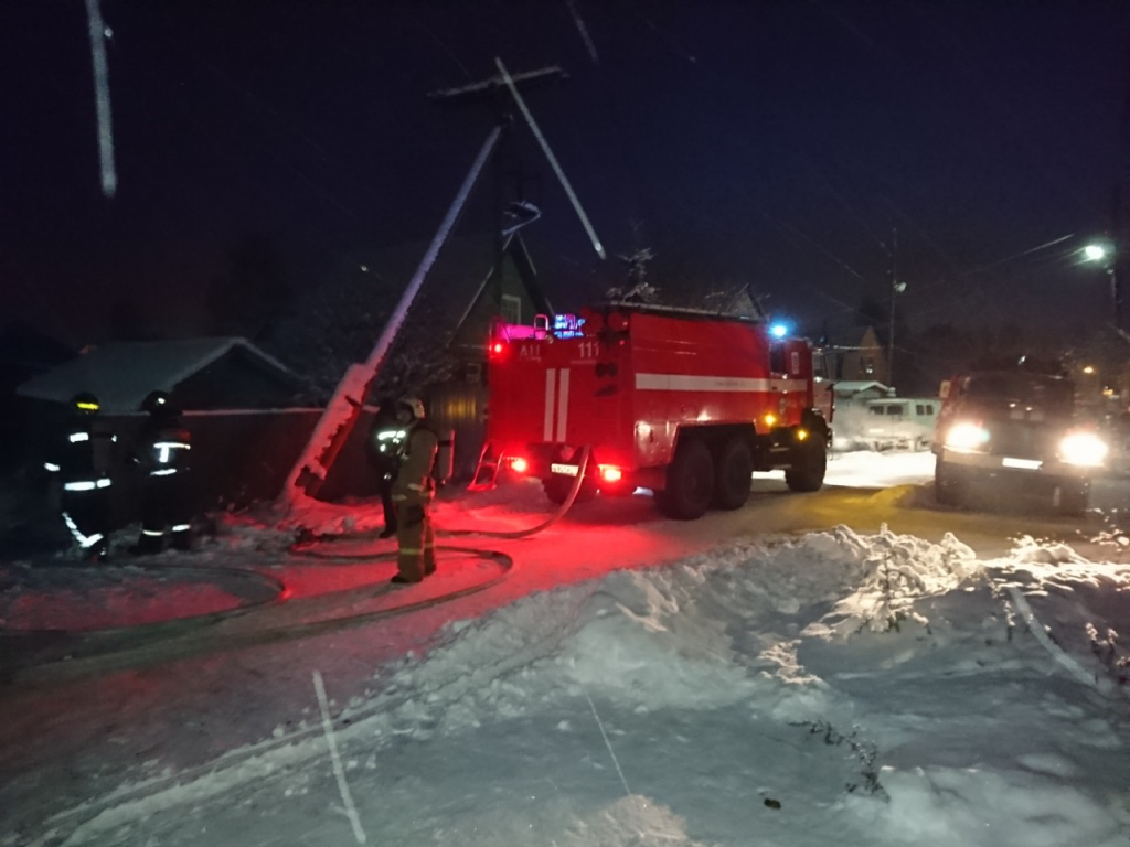 В Коми пожарные больше трех часов боролись за полыхающий гараж