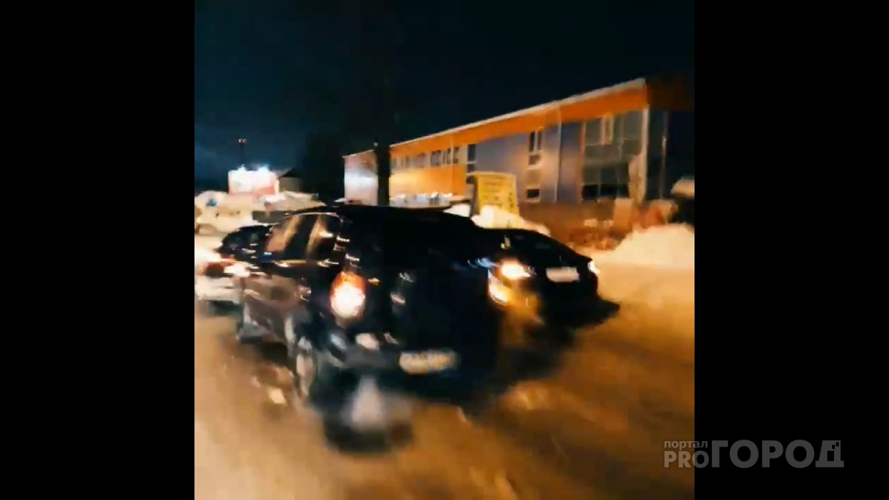 В Сыктывкаре две «легковушки» пытались выехать с обочины, но столкнулись с тремя внедорожниками