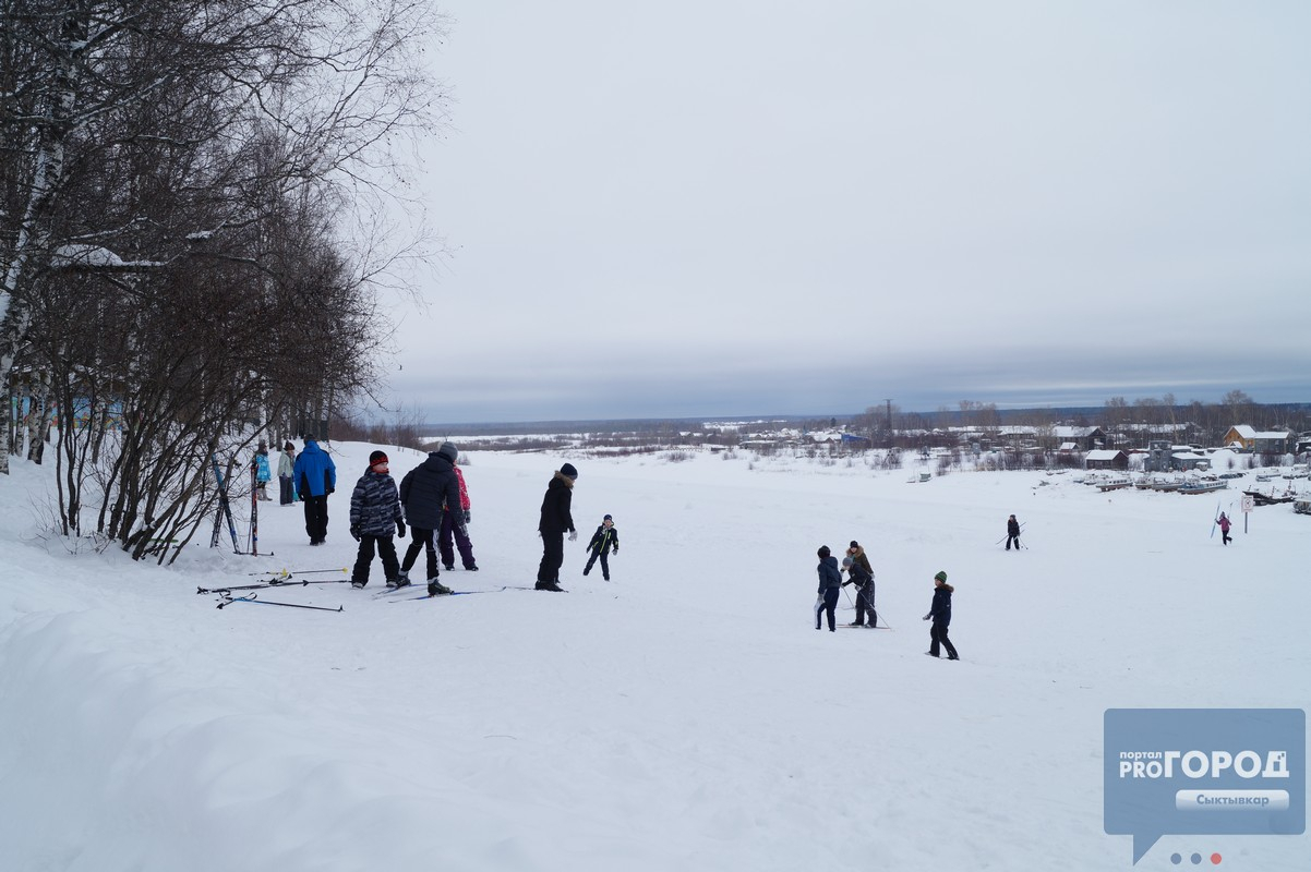 В Сыктывкаре дети катаются на лыжах возле крутого склона на набережной