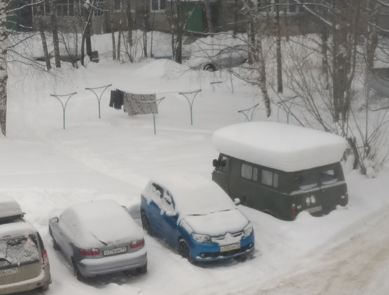 Фото дня: снежный «матрас» на авто в Сыктывкаре