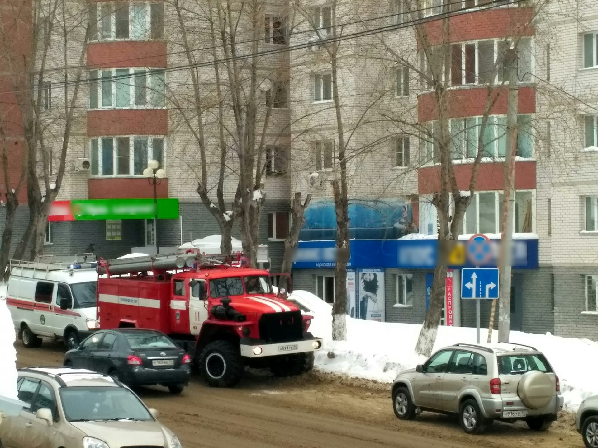 В Сыктывкаре из-за подозрительной сумки оцепили половину здания и банк
