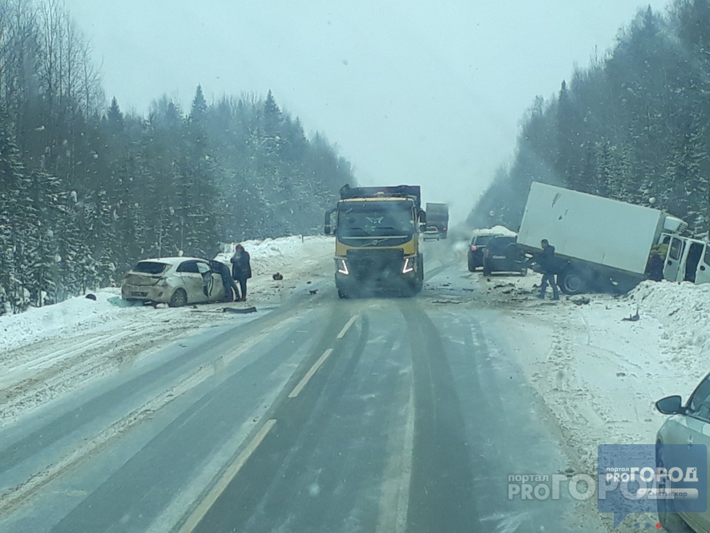 Появились подробности аварии в Коми, где столкнулись иномарка и грузовик