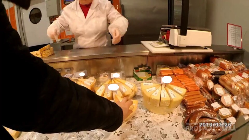 В Сыктывкаре продавец погналась за покупателем из-за испорченного сыра (видео)