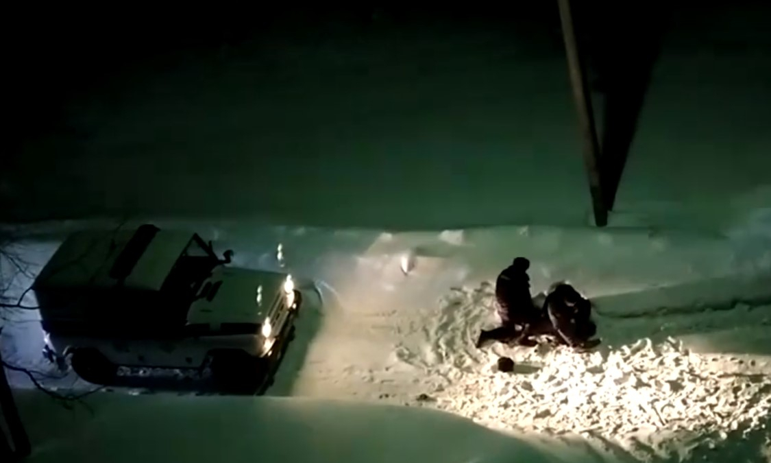 Появилось видео, как полицейские «крутят» буйного «каратиста» в Сыктывкаре