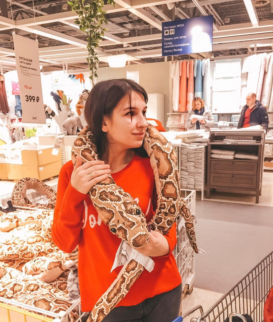 Улыбки и декоративные змеи на плечах: 10 фото привлекательных сыктывкарок из Instagram
