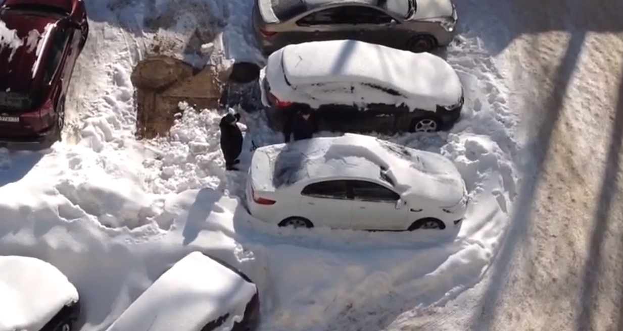 Сыктывкарка вилами откапывала машину из-под снега (видео)